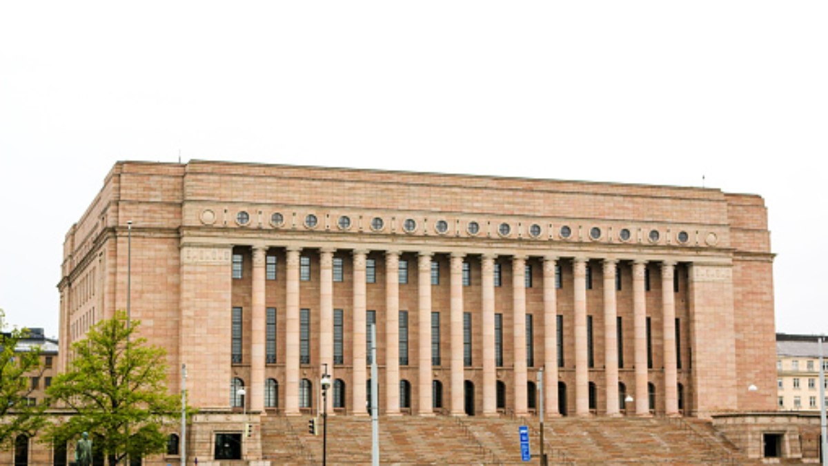 Finlandiya’da çevrecilerden parlamento binasında protesto