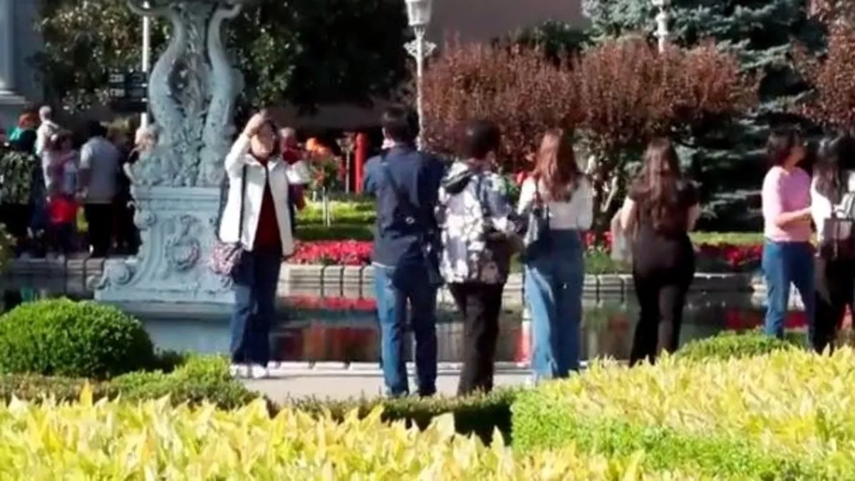 Cumhuriyet Bayramı’nda Dolmabahçe Sarayı ziyaretçi akınına uğradı: Metrelerce kuyruk oluştu…