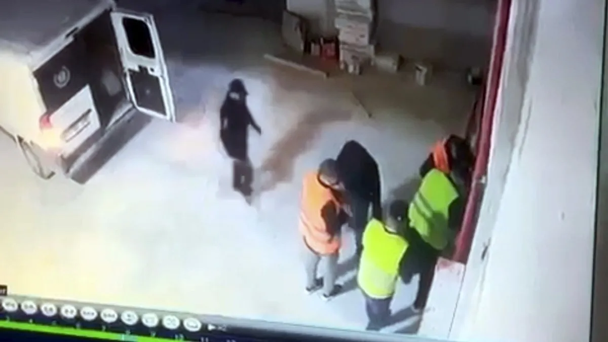 İşçi kıyafeti ve demir makasla gelip 1 milyon liralık kablo çaldılar