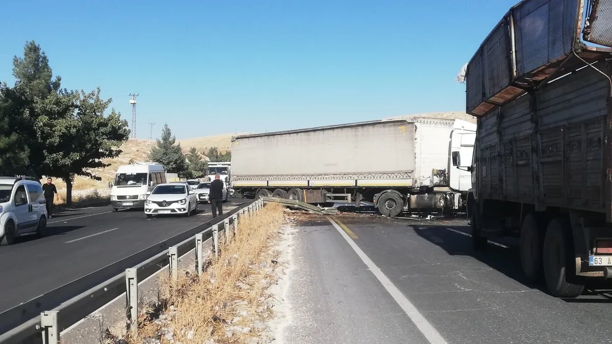 Şanlıurfa’da TIR devrildi