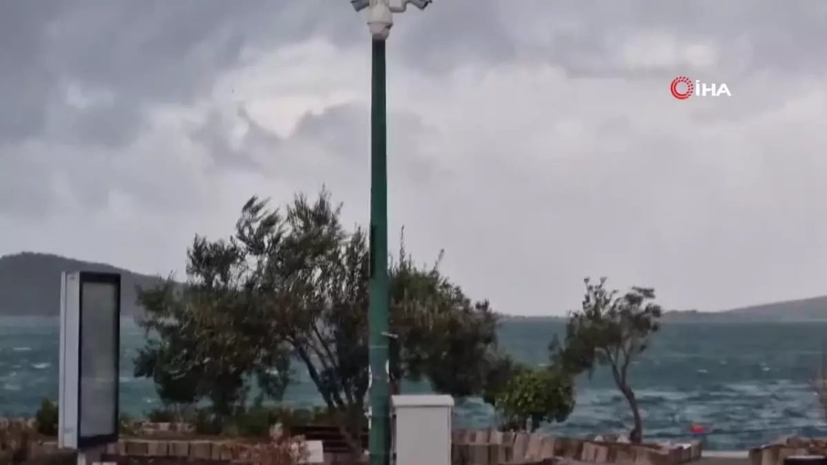 Ayvalık’ta Şiddetli Fırtına Etkili Oldu