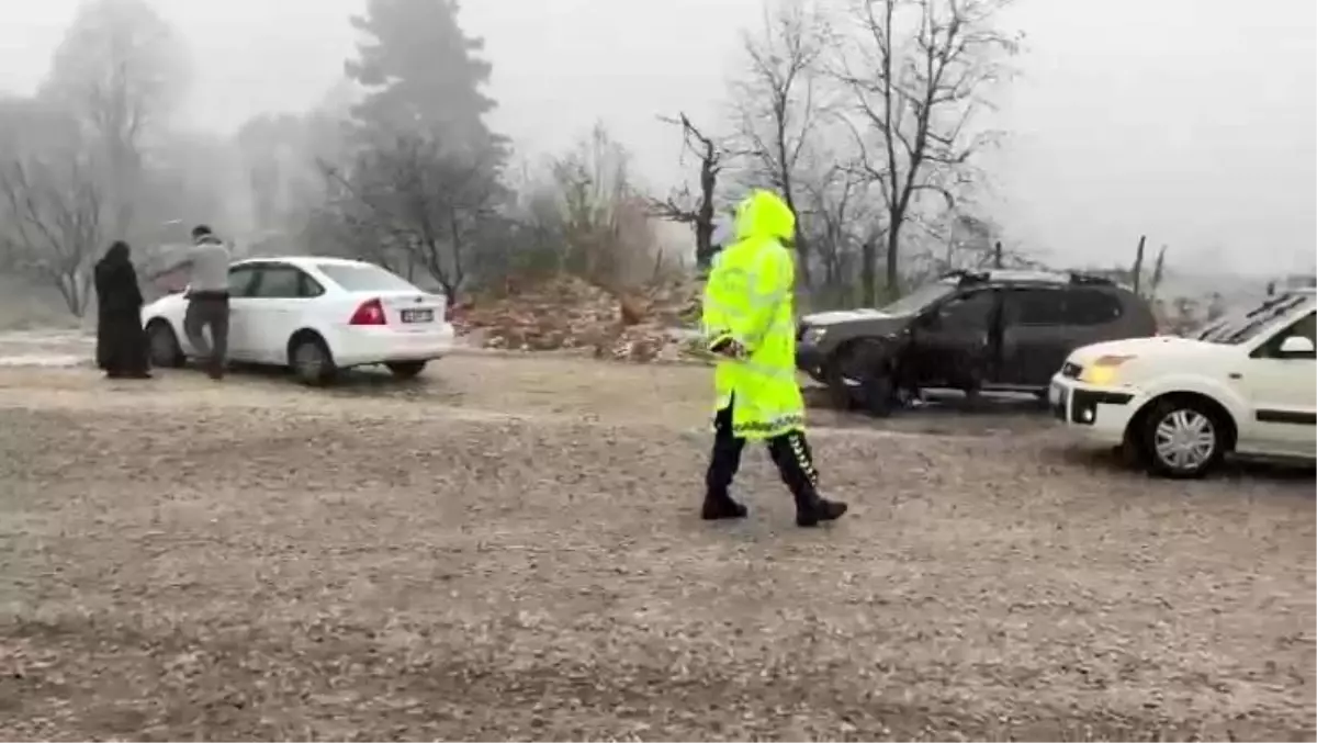 Bursa’da Kar Yağışı Yolları Kapattı, Sürücüler Mahsur Kaldı