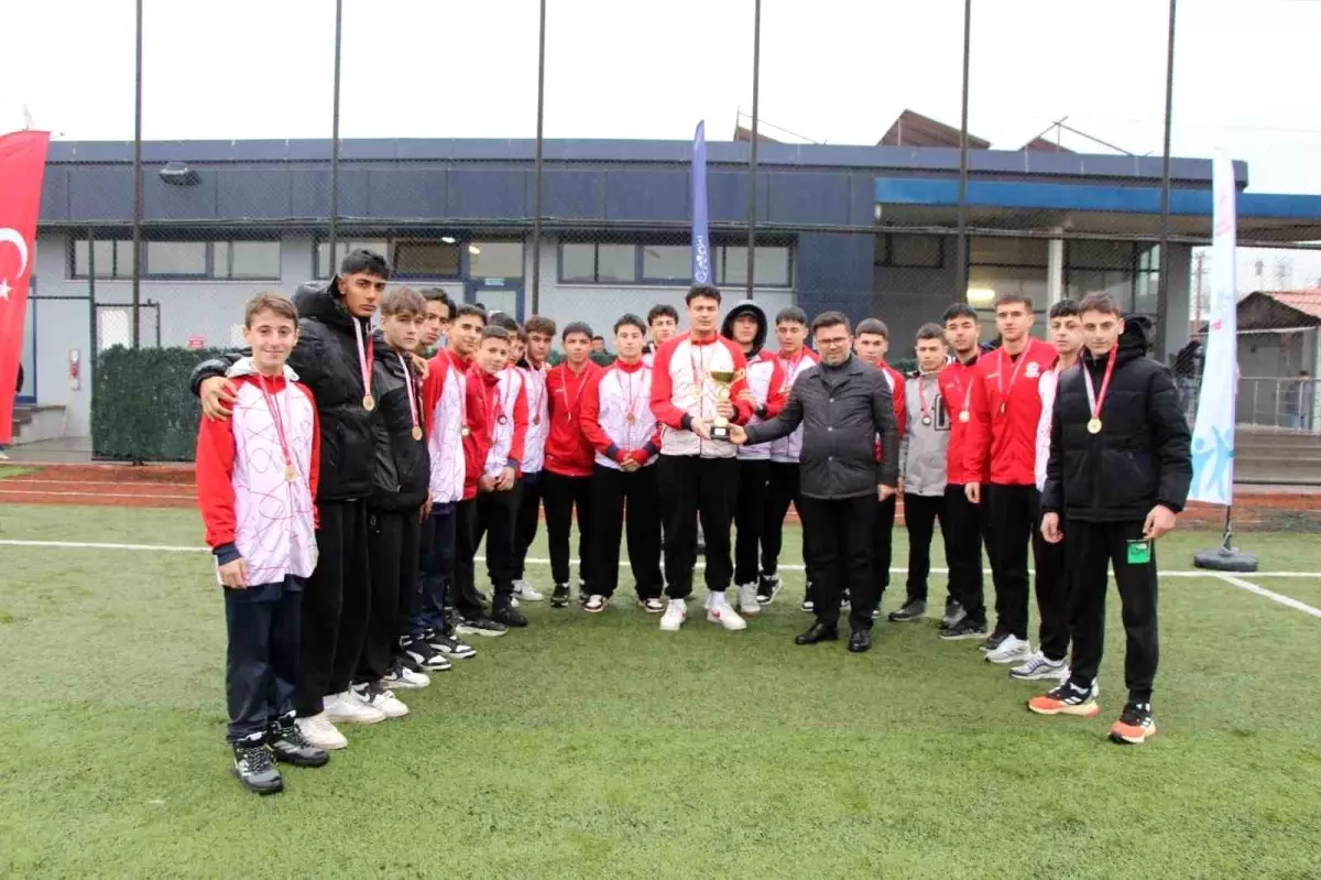 Düzce’de Futbol Müsabakaları: Düzce Spor Lisesi Şampiyon