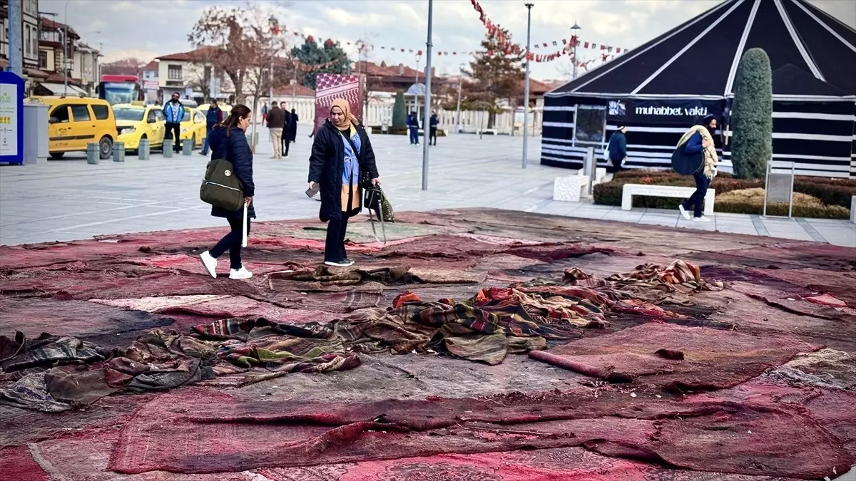 Gazze’deki yıkıma Mevlana Meydanı’na serdikleri halılarla dikkati çekiyorlar
