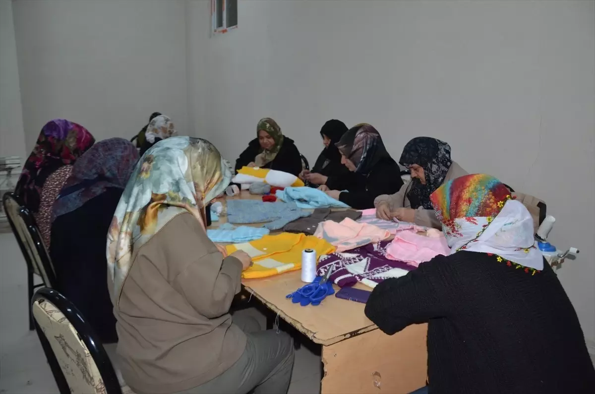 Muş’ta Kadınlar Şiş Örücülüğü Kursunda Becerilerini Geliştiriyor