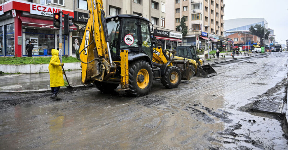 Ataşehir’de esnafın, kanalizasyon çalışması sonrası geciken asfalt tepkisi