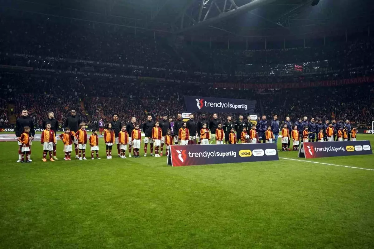 Galatasaray – Fenerbahçe Derbisi Başladı