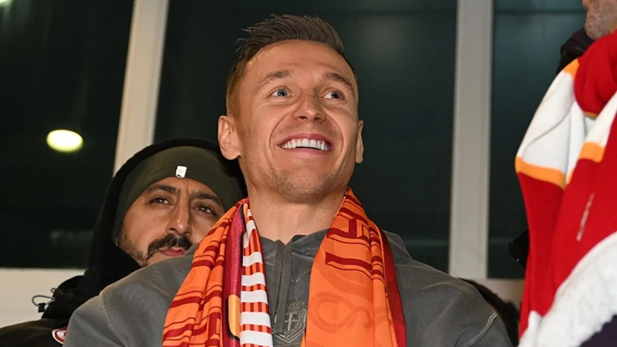Galatasaray sağ beki bölgesini güvenceye aldı! Buruk’un yeni jokeri: Frankowski