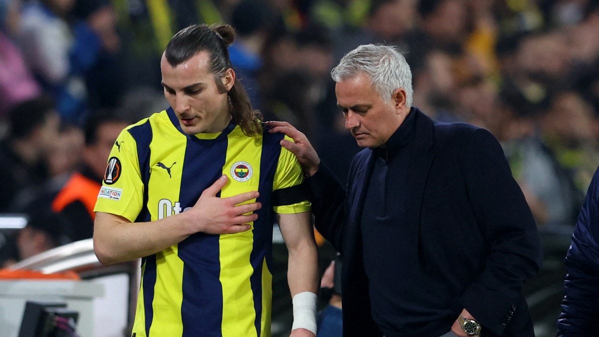 Fenerbahçe’de Çağlar Söyüncü sakatlandı