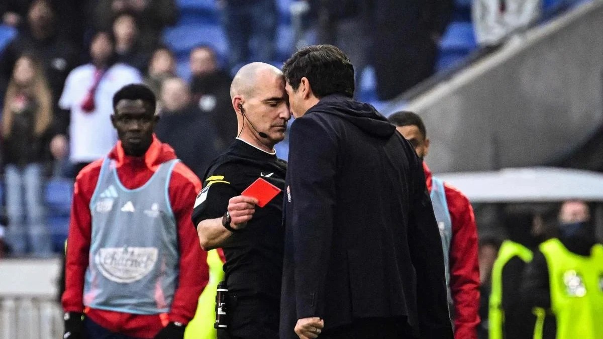 Hakemin üstüne yürüyen Lyon Teknik Direktörü Paulo Fonseca’ya tarihi ceza
