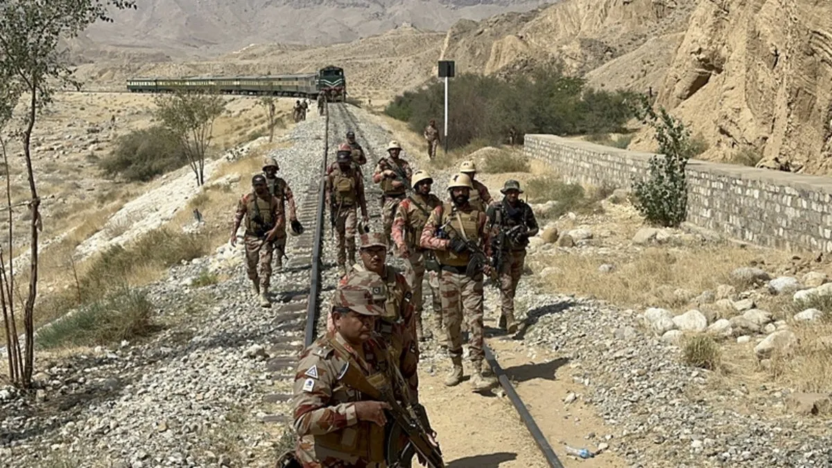 Pakistan’da sular durulmuyor: Bombalı saldırı kaosa neden oldu